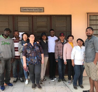 Grupo de imigrantes haitianos e colombianos recebem alimentos arrecadados pelo projeto Red Nose Day