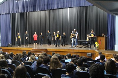 Alunos, professores e funcionários se juntam em momentos de celebração de Páscoa