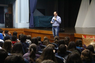 Christian David, autor da obra O filho do açougueiro e outros contos de terror e de fantasia, conversou com alunos do 7º ano