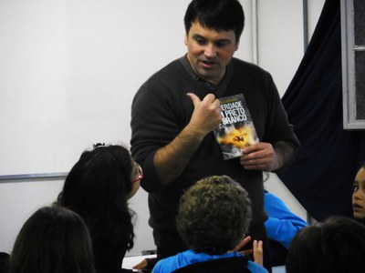 Feira do Livro do Colégio Metodista Americano recebe o autor Antônio Schimeneck