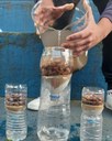 Turmas do 6 ano constroem filtros de água caseiros em "aulão" ao ar livre no pátio do Colégio