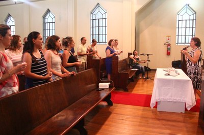 Funcionários e docentes do Colégio Metodista Americano se reúnem na Capela Mary Sue Brown para celebrar o Natal