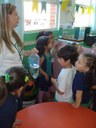 Crianças do Nível 4 da Educação Infantil criam peixinhos em sala de aula