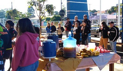 Realizamos no dia 11/06/2017, um café da manhã, no estacionamento do IAL em parceria com o grupo de motociclista de Lins, coordenado pela Prof.ª Marli Costa e Sr. Giaretta, em prol do tratamento da saúde da aluna Julia .