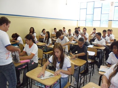 Alunos do 3°C do IAL confeccionam lixinho reciclável com jornal