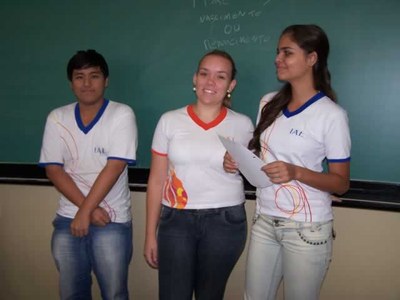 Alunos do 3ºC trabalham em grupo