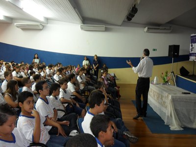 Alunos do Ensino Fundamental I e II assistem palestra da Sabesp no IAL