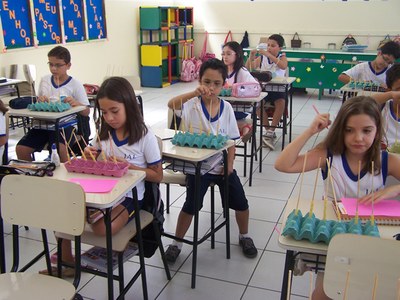 Construindo Ábaco com pinos alunos dos 5ºs anos