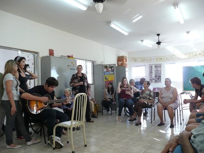 Visita ao lar São Vicente Paula dos alunos do 3º ano do E.M.