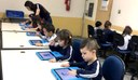 Infantil 3 realiza atividade em tablet para aprender letras