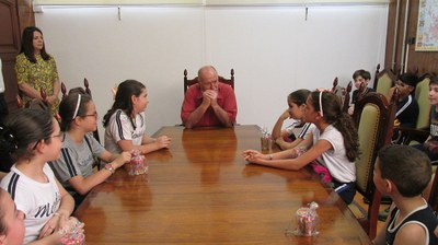 Prefeito Luiz Cavani recebe alunos do 5º ano para uma entrevista