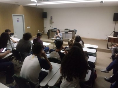 Estudantes do Ensino Médio participam de debate sobre literatura