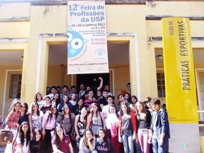 Alunos participam de excursão para a Feira de Profissões da USP na cidade de Piracicaba