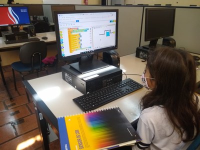 Aulas de Robótica proporcionam a alunos exploração de sensor de cores e suas funcionalidades
