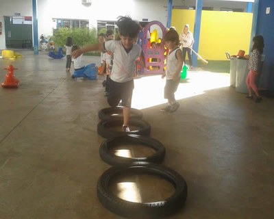 Brincando de pneus - Pré I (manhã)