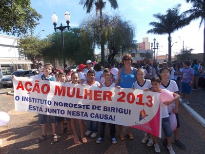 Instituto Noroeste de Birigui participa de passeata em comemoração ao Dia Internacional da Mulher