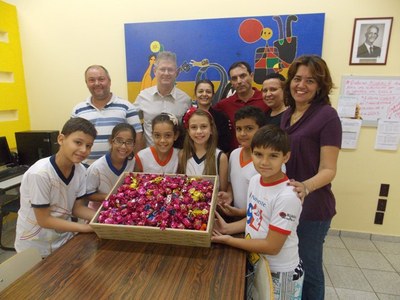 Na Semana da Páscoa, alunos do Instituto Noroeste fazem doação a creche da cidade de Birigui