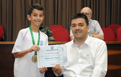 Aluno do 6º ano recebe Medalha Prudente de Moraes