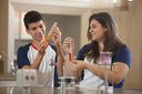 Aula de química transforma alunos em peritos 