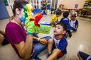 Contação de histórias reforça ensino bilíngue no Piracicabano