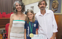 Estudante é homenageada com a medalha Prudente de Moraes