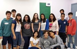 Intercambista norte-americana visita colégio e auxilia alunos nas aulas de inglês
