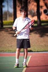 O aluno Guilherme Cruz Pachane pratica tênis desde os seis anos