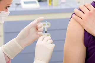 Vacinação contra o HPV é aplicada durante todo o ano