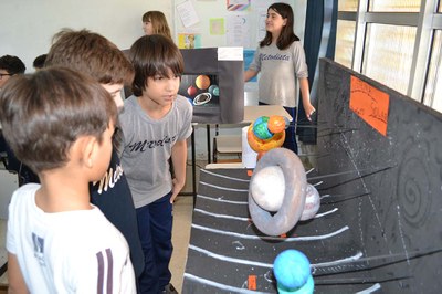 Após pesquisas, alunos dos 5ºs anos explicam o Sistema Solar para colegas de outras séries