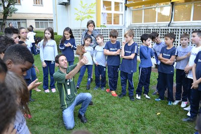 Estudantes plantam mudas de árvores em atividade realizada pela Ecovias